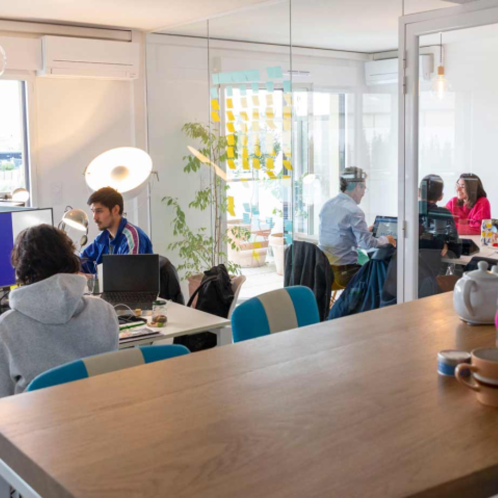 Logo agence COM ON Light UNE Communication Lumineuse